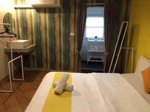 Deluxe Double Room | In-room safe, free WiFi, bed sheets - VX The Fifty - Hostel (Bangkok)