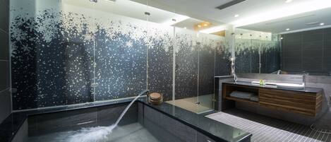 豪華四人房 | 浴室 | 獨立浴缸及淋浴設備、泉水浴、免費梳洗用品、風筒