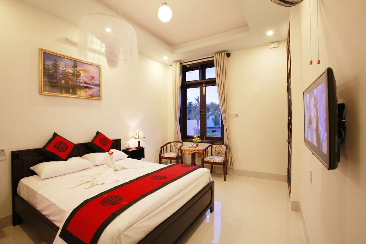 Deluxe Double or Twin Room | Minibar, in-room safe, desk, blackout drapes