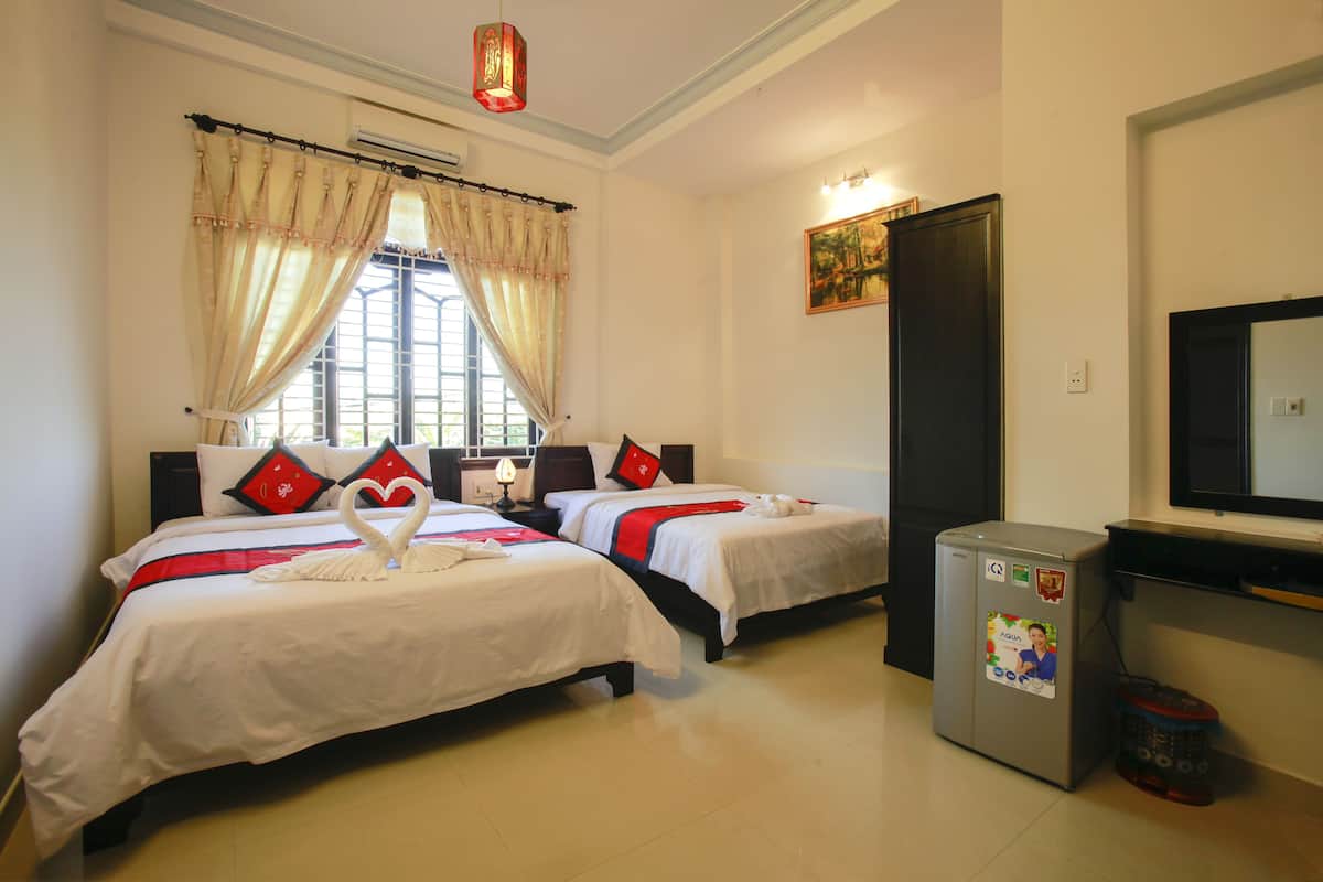 Family Room (With Window) | Minibar, in-room safe, desk, blackout drapes