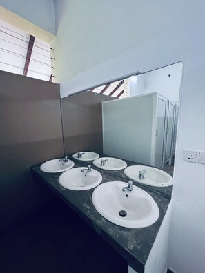 Artículos de higiene personal gratuitos y papel higiénico