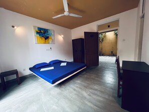 Tabla de planchar con plancha, wifi gratis, ropa de cama