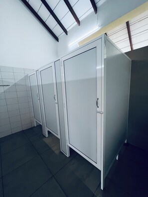 Artículos de higiene personal gratuitos y papel higiénico