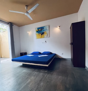 Iron/ironing board, free WiFi, bed sheets - The Hostel Mirissa (Mirissa)