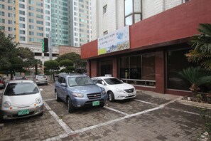 Free self parking - Hotel New World (Jeju City)