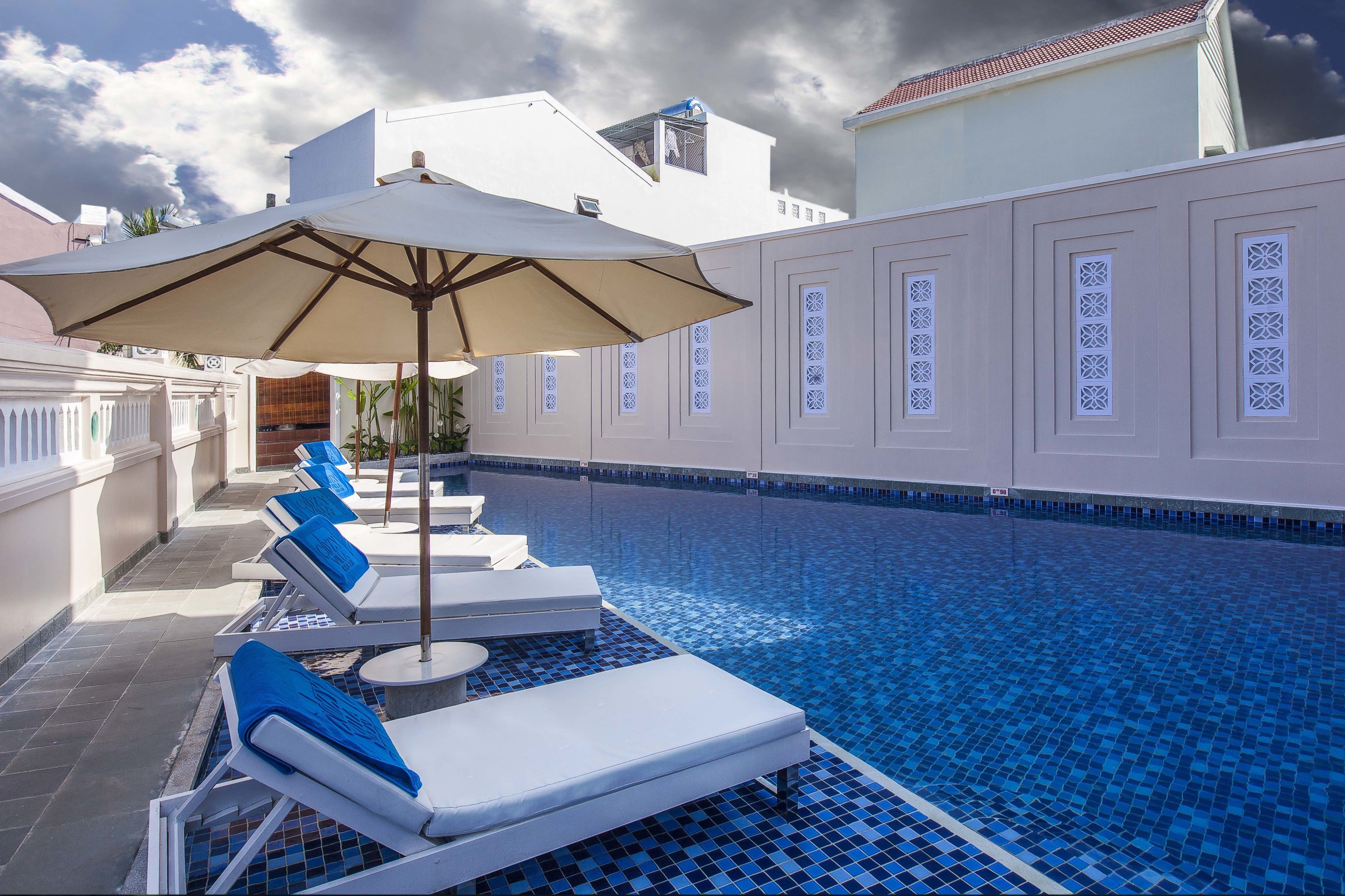 outdoor pool, pool loungers