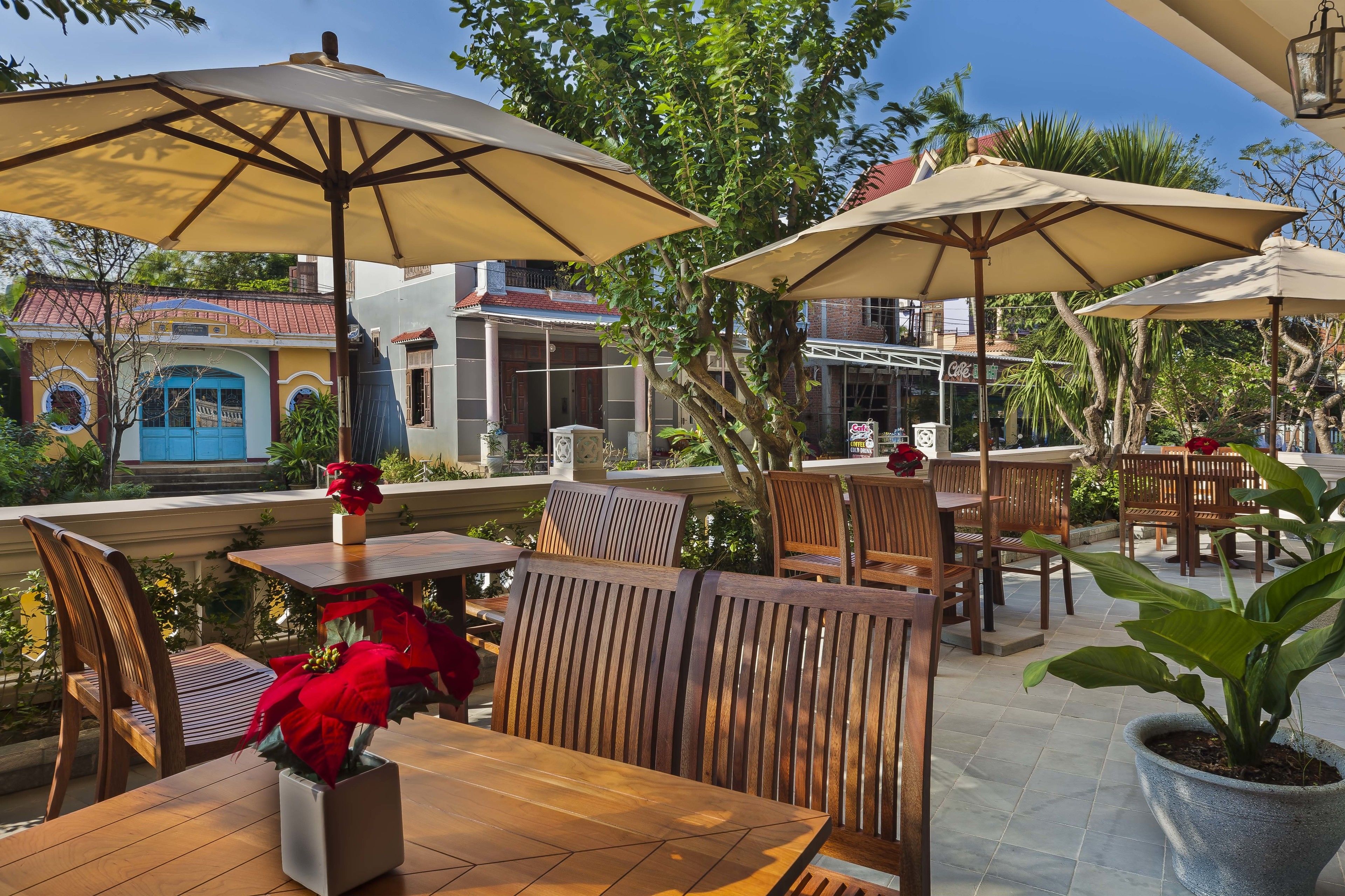 breakfast, lunch, dinner served; international cuisine