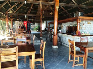 Phục vụ bữa sáng, bữa trưa và bữa tối 