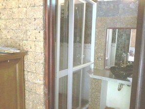 Phòng đôi Tiêu chuẩn | Phòng tắm | Đồ dùng nhà tắm miễn phí, máy sấy tóc, dép đi trong nhà 