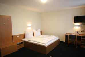 Desk, soundproofing, free cots/infant beds, free WiFi
