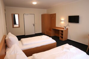 Desk, soundproofing, free cribs/infant beds, free WiFi - City-Pension Magdeburg (Magdeburg)