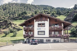 Façana frontal de l'allotjament