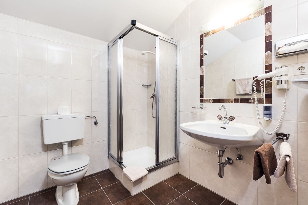 standard double room | bathroom | hair dryer, towels, soap, shampoo