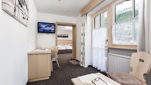 Habitación Confort doble, balcón, vistas a la montaña | Caja fuerte, escritorio, sistema de insonorización y wifi gratis
