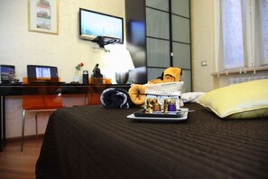 Habitación doble | Minibar (con algunos artículos gratuitos), caja fuerte, escritorio