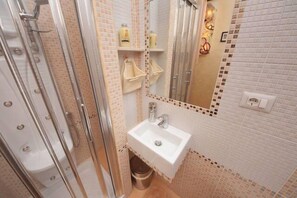 Double Room | Bathroom | Shower, hydromassage showerhead, free toiletries, hair dryer - Gala B&B (Rome)