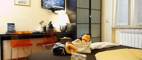 Habitación doble | Artículos del minibar gratis y caja de seguridad en la habitación