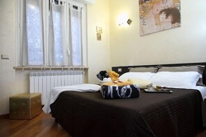 Double Room | Free minibar items, in-room safe, desk, free WiFi - Gala B&B (Rome)