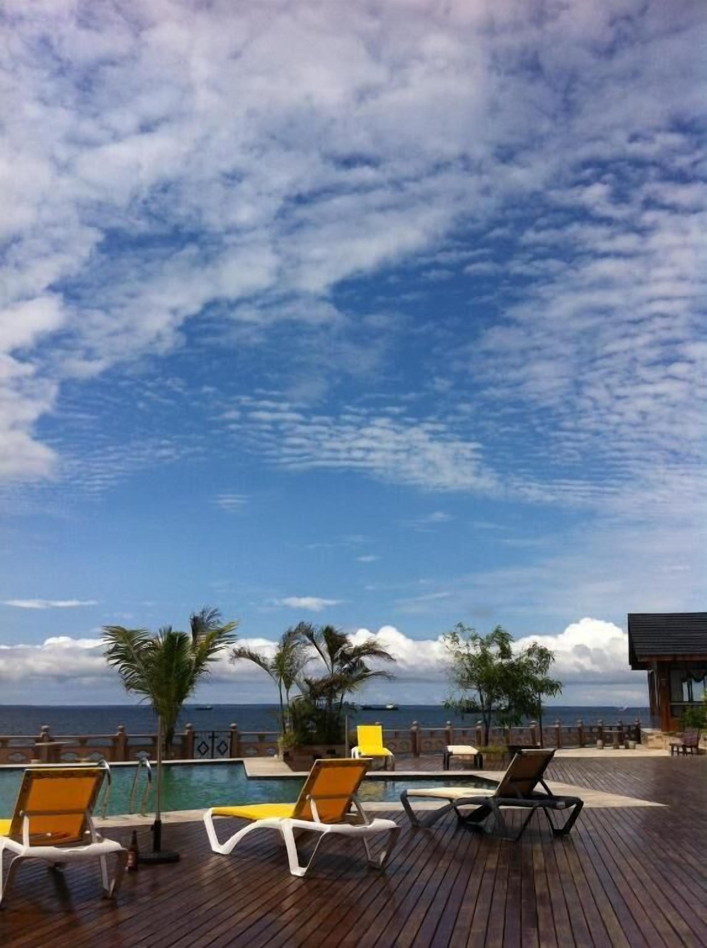 Piscine extérieure, parasols de plage, chaises longues