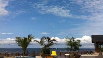 Außenpool, Sonnenschirme, Liegestühle