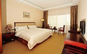 Safe på rommet, skrivebord, blendingsgardiner og wi-fi (inkludert)