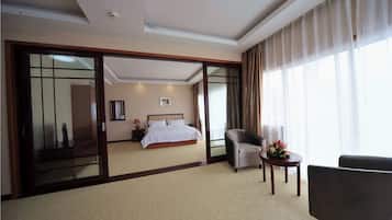 Suite, vistas al mar | Caja fuerte, escritorio, cortinas opacas y wifi gratis