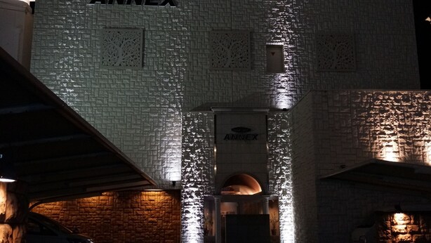 Fachada de un edificio con el nombre "ANNEX" bien visible.