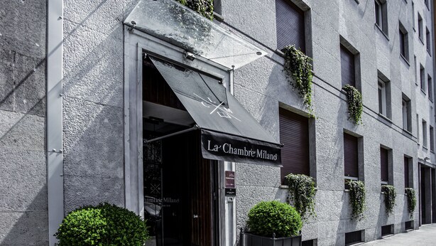 A building with a sign reading "La Chambre Milano". - La Chambre Milano (Milan)