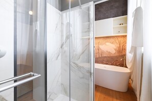 Apartment (Pisacane) | Bathroom | Shower, rainfall showerhead, free toiletries, hair dryer - La Chambre Milano (Milan)