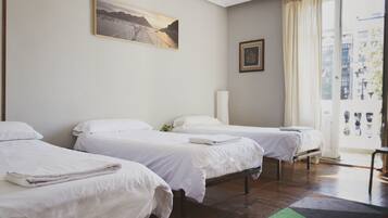 Kahden hengen huone (kaksi sänkyä), jaettu kylpyhuone | Pimennysverhot, ilmainen Wi-Fi