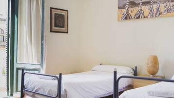 Kahden hengen huone (kaksi sänkyä), jaettu kylpyhuone | Pimennysverhot, ilmainen Wi-Fi