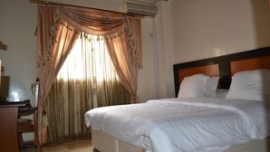 خزنة داخل الغرفة ومكتب وستائر تعتيم وتجهيزات عازلة للصوت