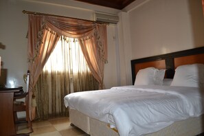 Apartment, 2 Bedrooms | In-room safe, desk, blackout drapes, soundproofing - Aurelia Palace (Yaoundé)