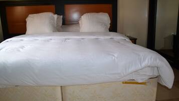 Apartment, 2 Bedrooms | In-room safe, desk, blackout drapes, soundproofing