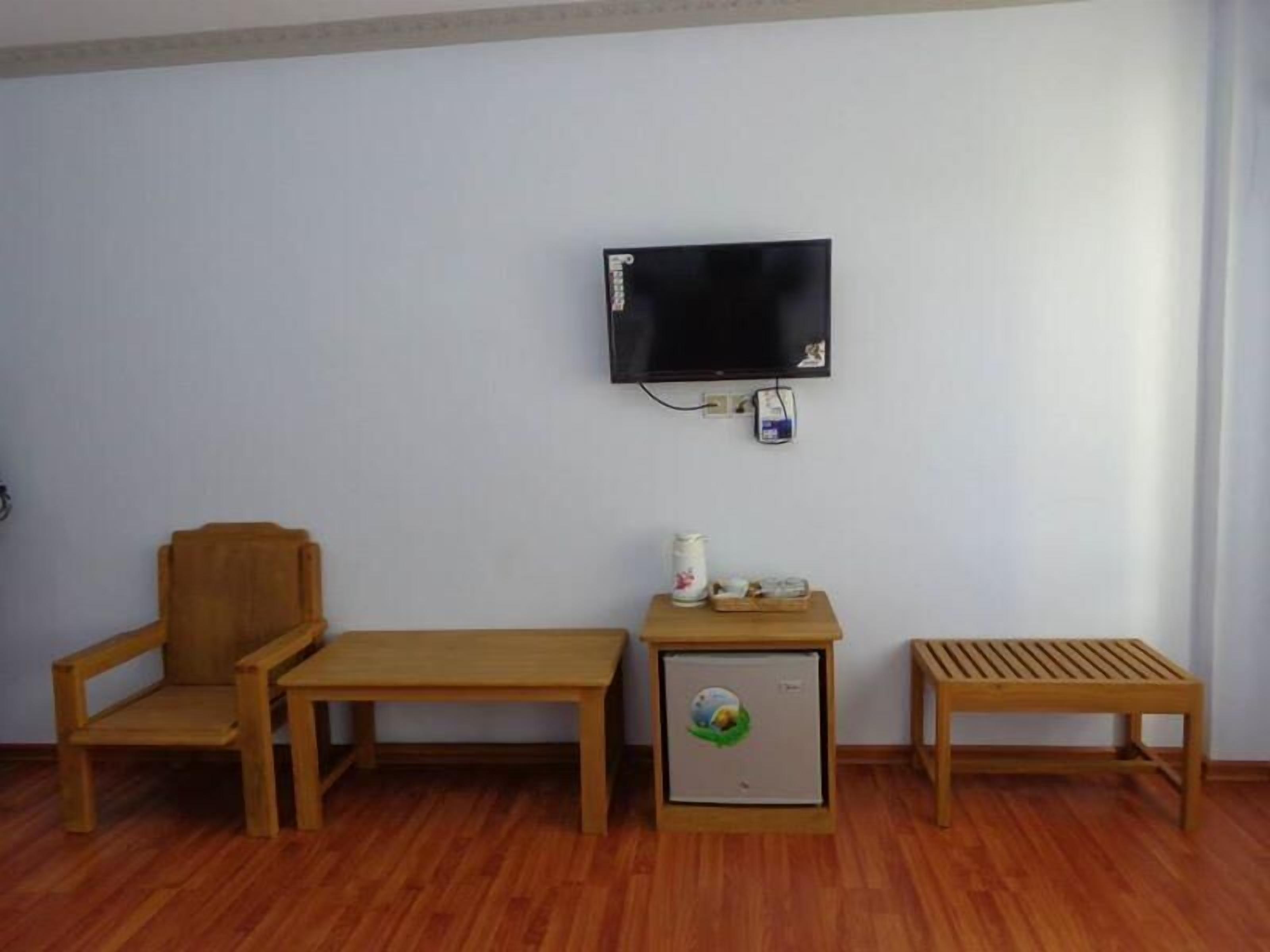 Minibar, caja de seguridad en la habitación y escritorio 