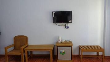 Minibar, caja de seguridad en la habitación y escritorio