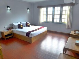 华丽客房 | 迷你吧、客房内保险箱、办公桌、遮光窗帘