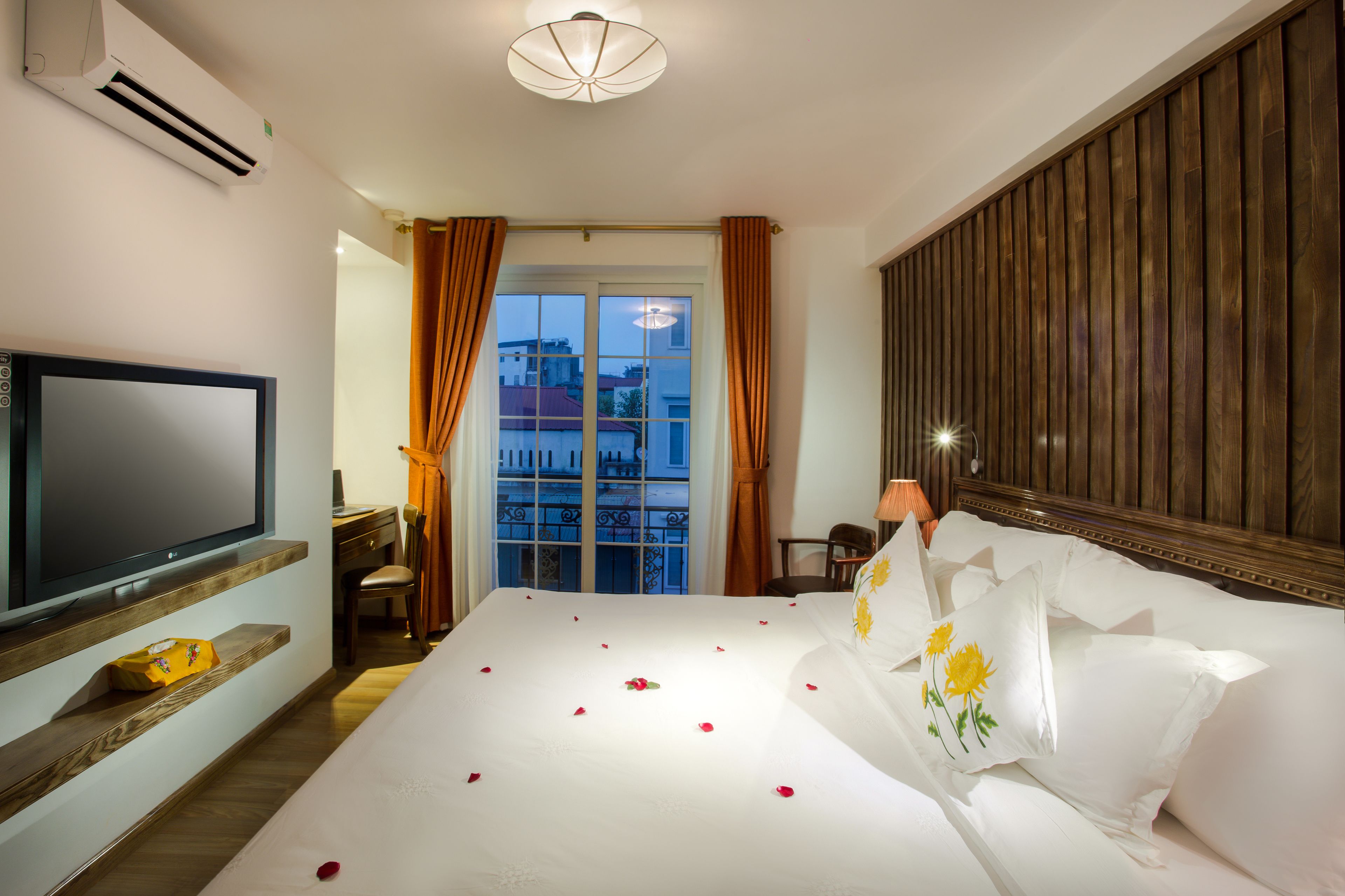 Junior Suite Double Room with Balcony - City View | Minibar, in-room safe, individually decorated, blackout curtains