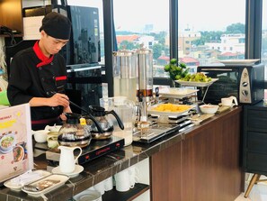 Petit déjeuner, déjeuner et dîner servis sur place