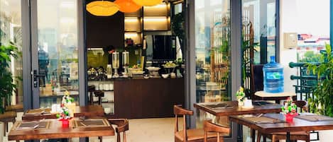 Se sirven desayunos, comidas, cenas y cocina vietnamita