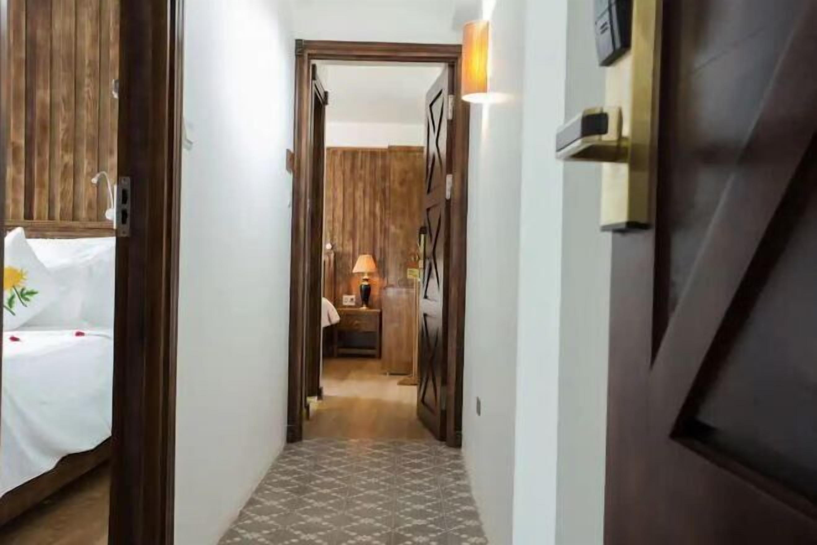 Minibar, Zimmersafe, individuell dekoriert, Verdunkelungsvorhänge