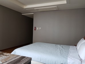 Kamar Double Deluks, 1 Tempat Tidur King, Boleh Merokok | Wi-Fi gratis