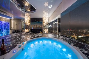 Dubai Apartment with a hot tub and sauna