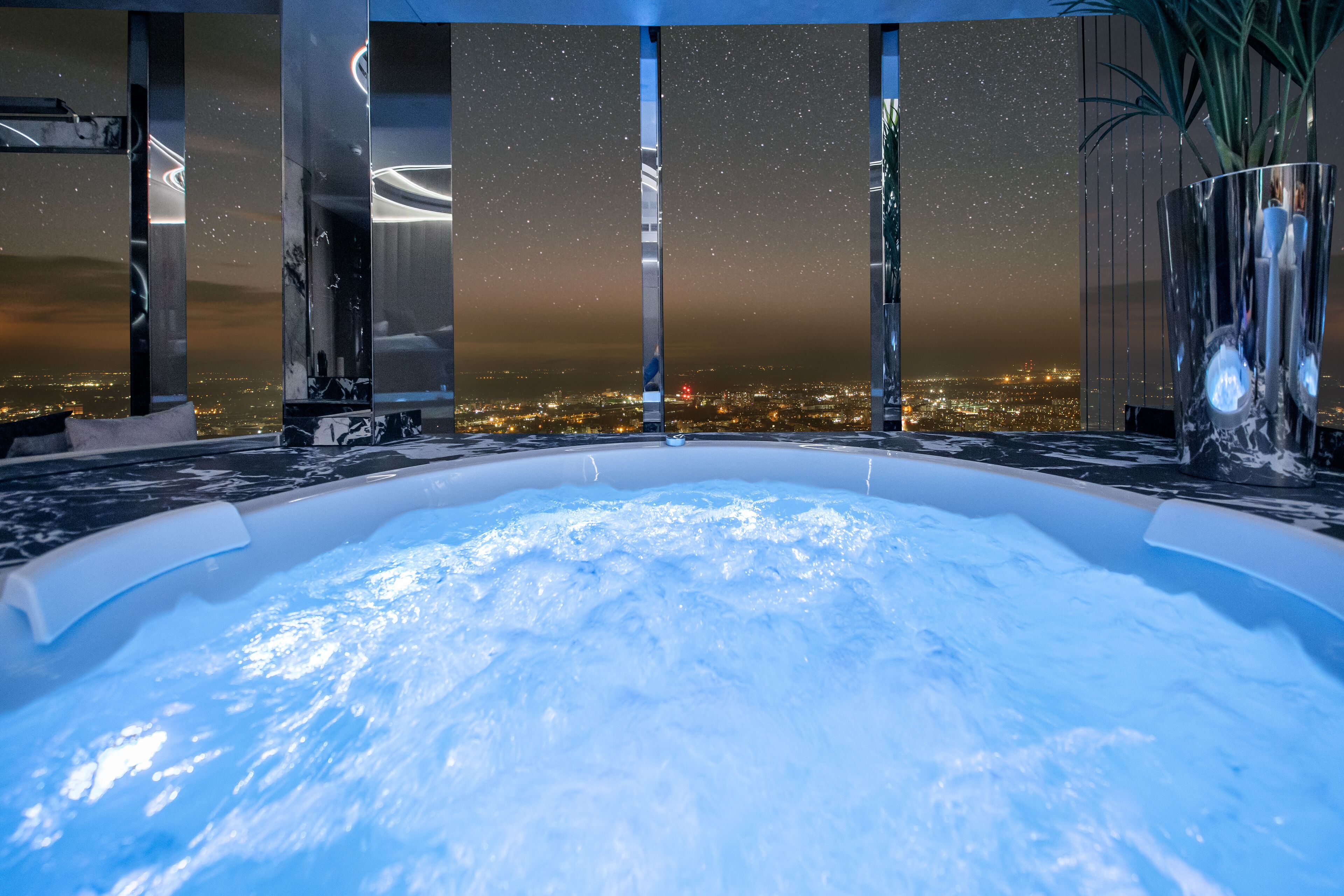 Dubai Apartment with a hot tub and sauna