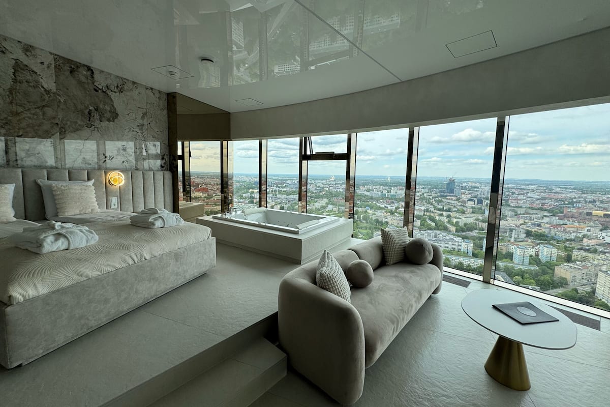 Elite Studio Suite, Hot Tub, City View | 1 bedroom, premium bedding, individually decorated