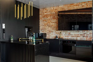 Studiosuite – deluxe | Eget kjøkken | Kjøleskap, mikrobølgeovn (på forespørsel), kokeplater og oppvaskmaskin