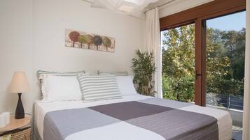 Villa (Kymo) | Premium bedding, in-room safe, soundproofing, iron/ironing board