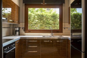 Vila (Thoe) | Cozinha privada | Geladeira grande, fogão, cooktop, lava-louças