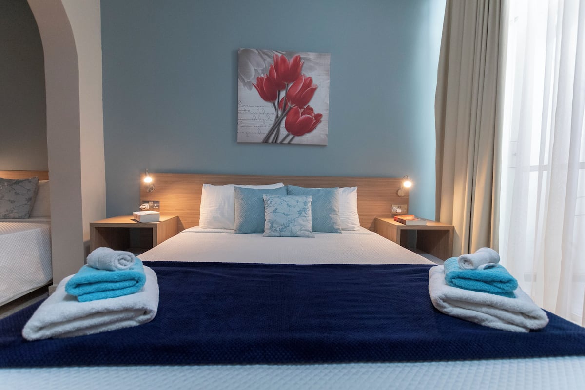 triple room | 1 bedroom, in-room safe, desk, blackout curtains