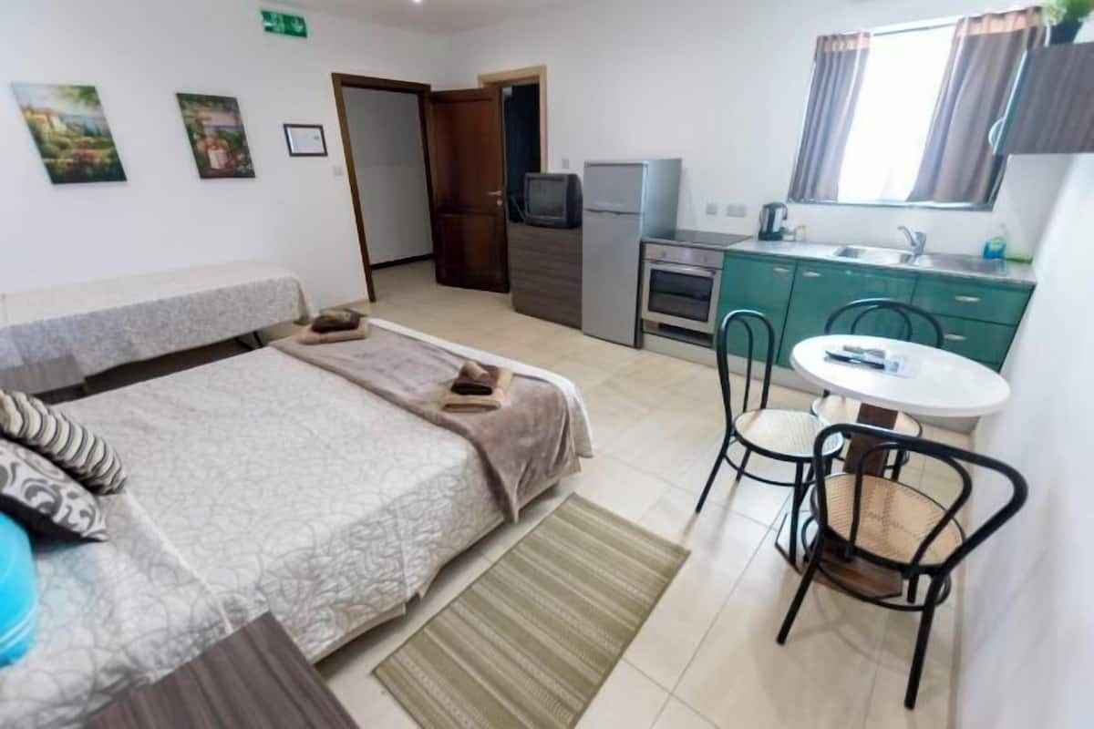 1 bedroom, in-room safe, desk, blackout curtains